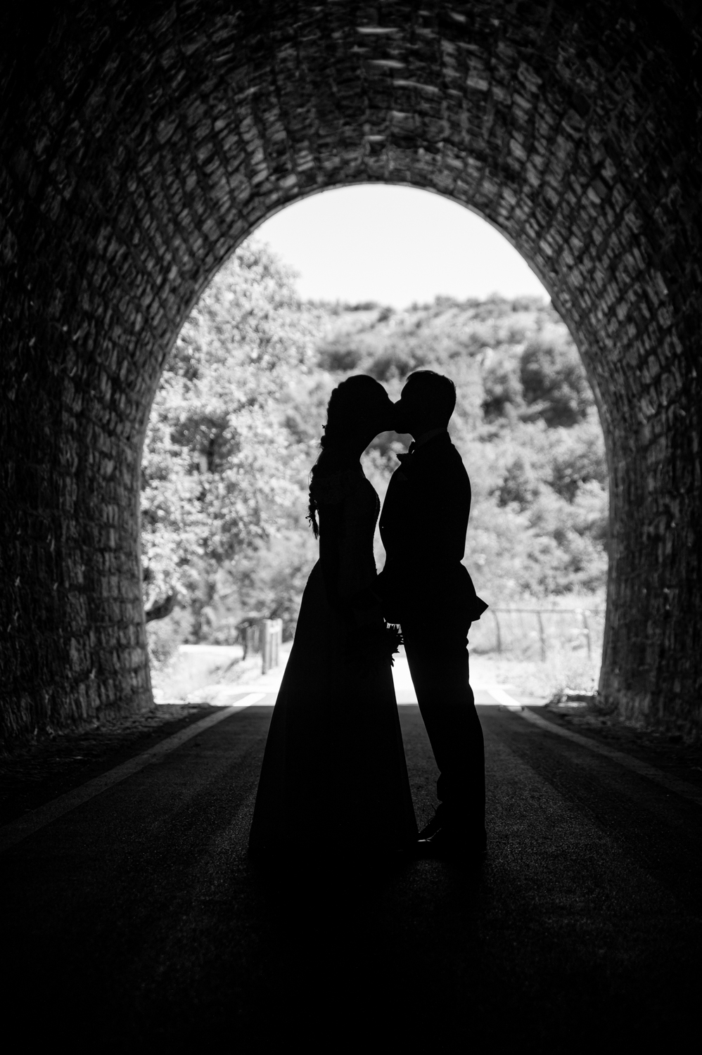 photographe de mariage original drome ardeche sous un tunnel