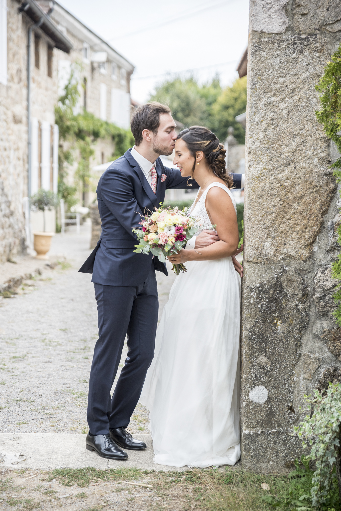 photographe professionnel mariage drome ardeche baiser marié